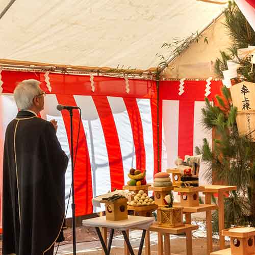 Sensei Eugene Imai of Shumei America recites a ritual prayer asking the spirits to bless and protect the Magistrate’s House, built in Japan in 1695 and now being reconstructed at The Huntington.
