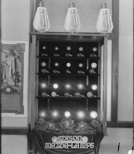 G. Haven Bishop (1879–1972), Edison Lamp Display, 1919. Gelatin silver print, 10 15/16 x 9 3/16 in. Southern California Edison Photographs and Negatives, The Huntington Library, Art Museum, and Botanical Gardens.