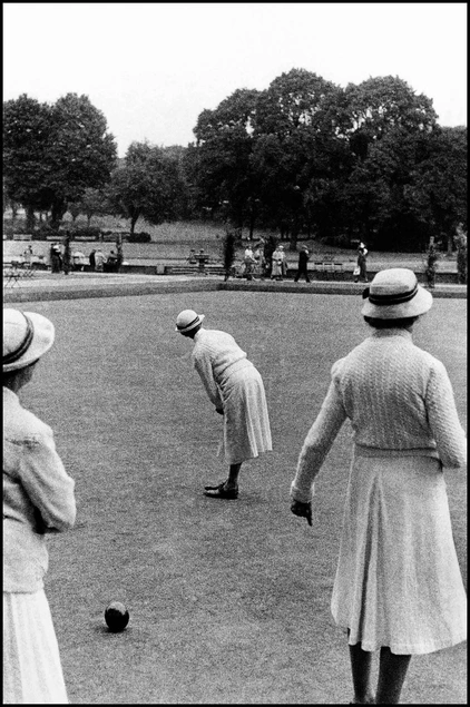 Bruce Davidson (b. 1933), London, 1960, gelatin silver print. © Bruce Davidson/Magnum Photos, photo courtesy of The Huntington Library, Art Collections, and Botanical Gardens.