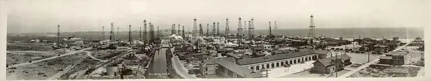 C. C. Pierce & Co., Venice-Del Rey Oil Field, July 9, 1930. Panoramic photograph. Ernest Marquez Collection. Purchase, with Library Collectors' Council subvention, 2014. The Huntington Library, Art Museum, and Botanical Gardens, San Marino.