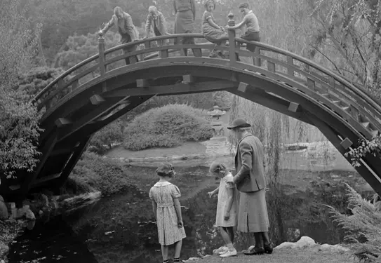 Photo of visitors in the Japanese Garden in 1930s