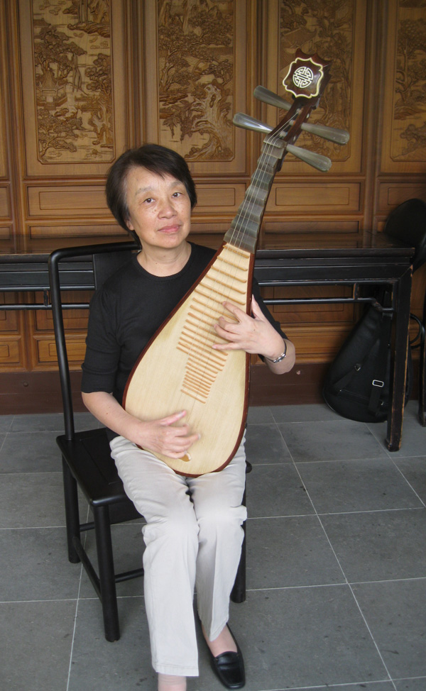 Meiye Ma 馬梅椰, a pipa player who often performs in the Chinese Garden.