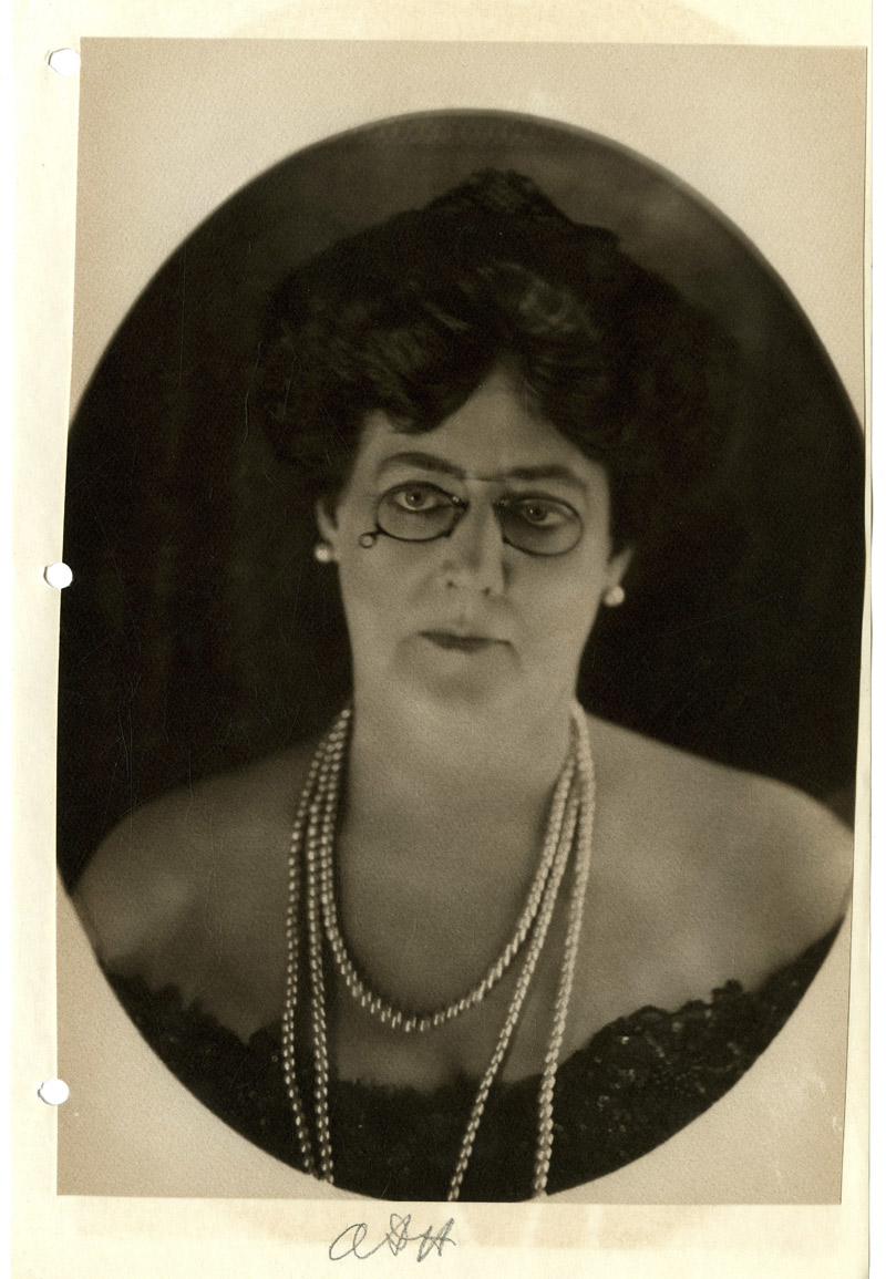 Portraits of Arabella D. Huntington after her marriage to Henry include this image of her wearing a famous necklace known as the “Morgan pearls,” ca. 1915. The Hispanic Society of America, N.Y.