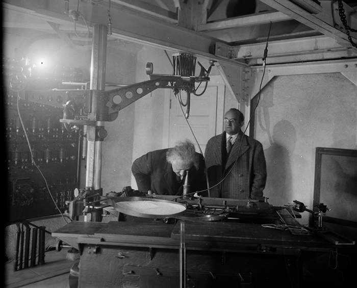 Einstein peers into the solar telescope’s eyepiece, with Mayer in the background. Mount Wilson Observatory. Jan. 29, 1931. The Huntington Library, Art Collections, and Botanical Gardens.