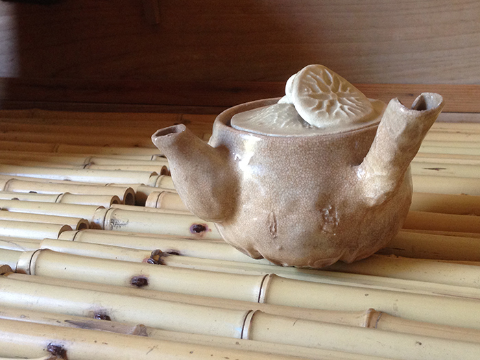 Side-handled teapots used in China for the sencha tea ceremony became popular in Japan. This earthenware teapot (ca. 1860) from The Huntington’s collection was made by Japanese Buddhist nun Ōtagaki Rengetsu (1791–1875), a renowned poet, painter, calligrapher, and potter.