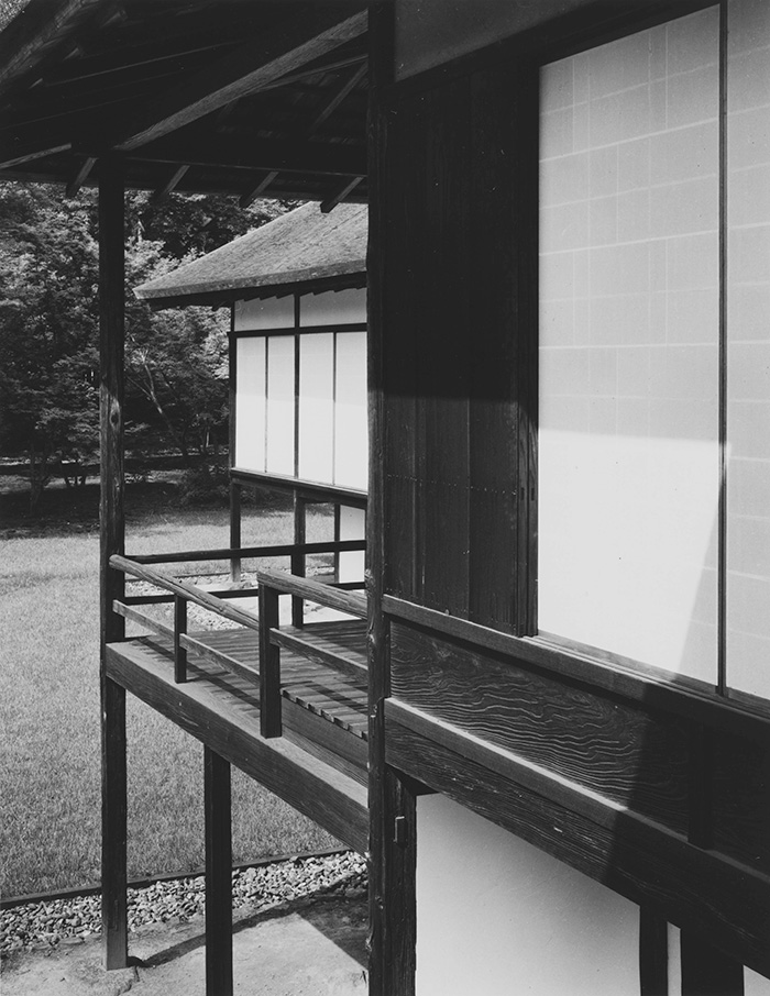 Yasuhiro Ishimoto, The New Palace and the veranda of the Music Room from the Middle Shoin, Katsura Imperial Villa, 1954, gelatin silver print, © Kochi Prefecture, Ishimoto Yasuhiro Photo Center.