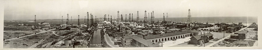 C. C. Pierce & Co., Venice-Del Rey Oil Field, July 9, 1930. Panoramic photograph. Ernest Marquez Collection. Purchase, with Library Collectors' Council subvention, 2014. The Huntington Library, Art Museum, and Botanical Gardens, San Marino.