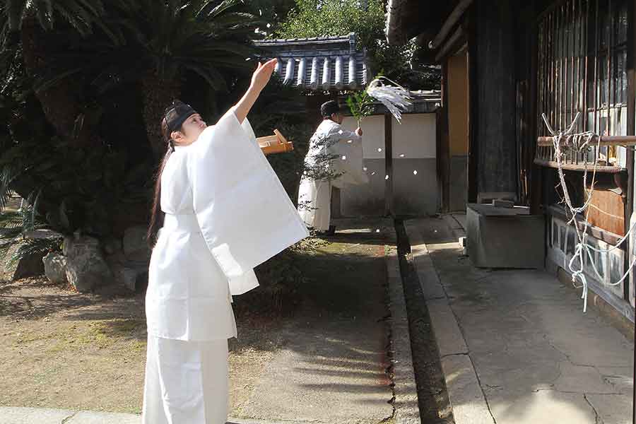During part of the traditional Shinto ceremony to ensure the success of the project to move the Magistrate’s House to The Huntington, a priest swished a leafy branch, hung with lightning bolts made of white paper strips, in front of the house, while a shrine attendant tossed white confetti in the air. Photo by Hiroyuki Nakayama. The Huntington Library, Art Collections, and Botanical Gardens.