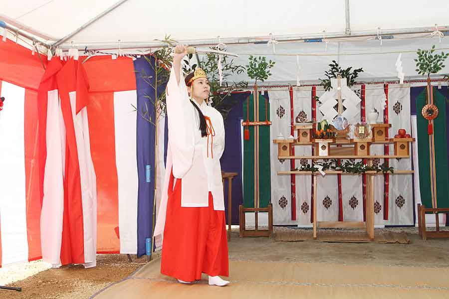A shrine attendant performs a traditional dance with a dagger before a Shinto altar as part of a ceremony to ensure the success of the project to move the Magistrate’s House to The Huntington. Photo by Hiroyuki Nakayama. The Huntington Library, Art Collections, and Botanical Gardens.
